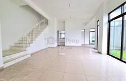 J, Bandar Puncak Alam, Selangor 47000