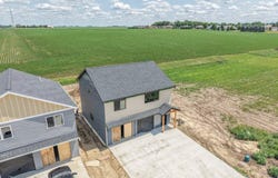 2106 Elm St, Hull, IA 51239