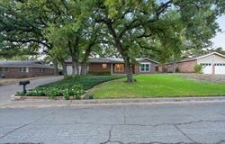 844 Woodcrest Drive, Hurst, TX 76053