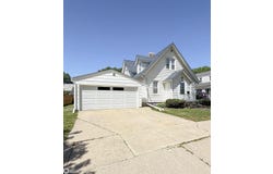 207 3rd Street SE, Hampton, IA 50441