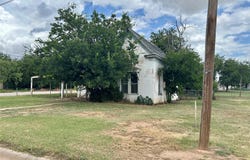 916 W Mesquite Street, Coleman, TX 76834