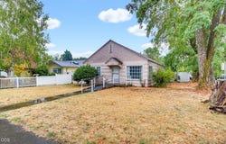 305 E Park Street, Grants Pass, OR 97527