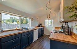 160 N 8TH St, Lakeside, OR 97449