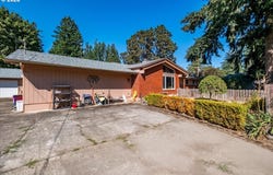 960 GRAPE St, SweetHome, OR 97386