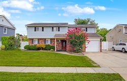 16 Hunt Place, Bethpage, NY 11714
