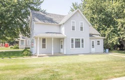 711 2nd St, Hull, IA 51239