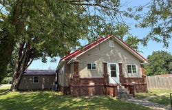 712 Stewart St, Carmi, IL 62821