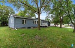 502 N Vandemark Ave, Hartford, SD 57033