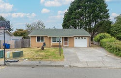 821 KEVIN Pl, Brookings, OR 97415