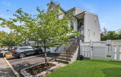 7 Eastern Dr, New Hyde Park, NY 11040