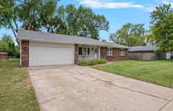 610 EVERGREEN Drive, Chatham, IL 62629