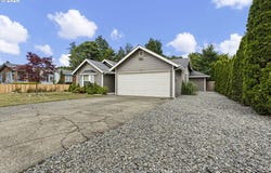 732 3RD St, Brookings, OR 97415
