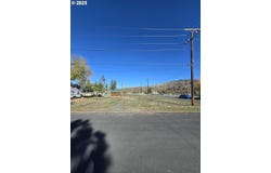 W 7TH St, Wallowa, OR 97885