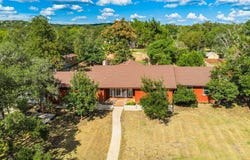 1106 W MAIN ST, Kerrville, TX 78028
