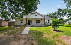 403 Lynch St, Smithville, TX 78957