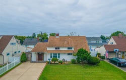 82 Lantern Road, Hicksville, NY 11801