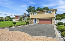 2 Peppermill Road, Roslyn, NY 11576