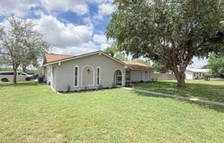 401 BLUEBONNET AVE, Devine, TX 78016
