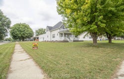 1003 Division St, Hull, IA 51239