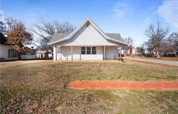 611 E 5th Avenue, Caney, KS 67333
