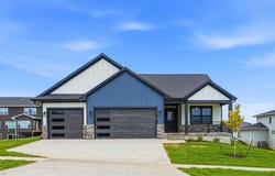 604 Rock Ridge Rd, Tiffin, IA 52340