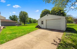 10 S 20TH Avenue, Canton, IL 61520