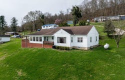 234 Honeysuckle Dr, Cheshire, OH 45620