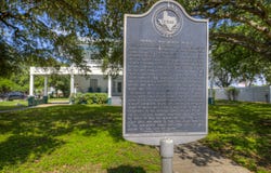 214 S PECAN AVE, Luling, TX 78648