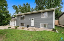 5713 W 49th St, Sioux Falls, SD 57106