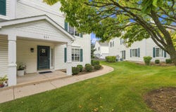 689 Fieldcrest Drive, South Elgin, IL 60177