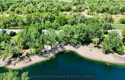 319 Island Dr, Doniphan, NE 68832