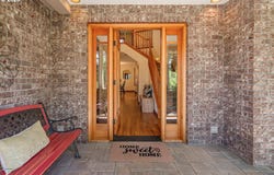 565 SHELOKUM Dr, Silverton, OR 97381