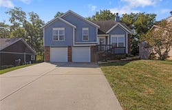 207 Lakeview Drive, Smithville, MO 64089