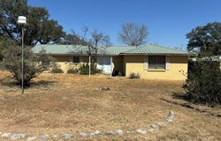306 S Broadway, Rocksprings, TX 78880