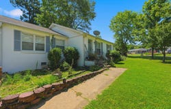 302 Park Ln, Florence, AL 35630