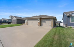 2317 S Creekview Ave, Sioux Falls, SD 57106