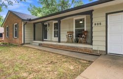 925 E Wedgewood Dr, Derby, KS 67037-1945