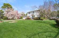 18 Lincoln Avenue, Dix Hills, NY 11746