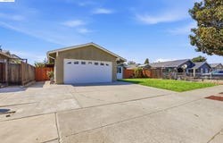 40 Gonzalez Dr, Hollister, CA 95023