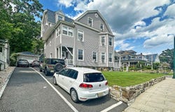 2 Hillside Ave, Summit City, NJ 07901-1934