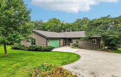 W333S221 Glen Oaks Dr, Delafield, WI 53018