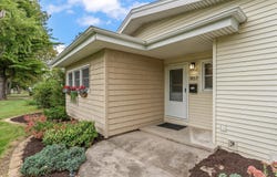 907 S Longview Road, Monticello, IL 61856