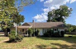715 E Ikard Street, Henrietta, TX 76365