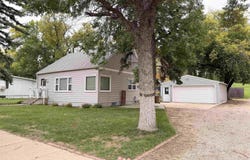 1516 11th Ave, Minot, ND 58703