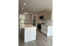 2561 NE 193rd St, Miami, FL 33180