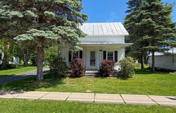 10 Spruce Street, Champlain, NY 12919