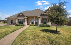 800 Gallant Fox Road, Hewitt, TX 76643