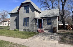 678 Illinois Ave SW, Huron, SD 57350