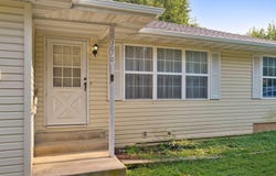 3070 W Calhoun Street, Springfield, MO 65802