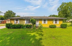28 Forest Lane, Lexington, MO 64067